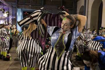 Los Nietos de SaryManchez se autodescalifican en la final de murgas al superar el tiempo establecido en señal de protesta/Lpacarnaval y TA.